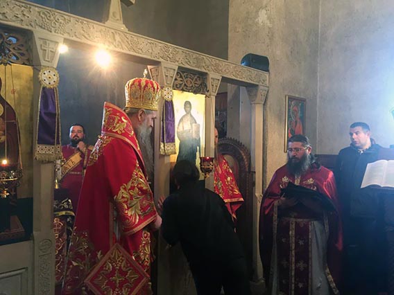 Епископ Јоаникије служио је на Младенце Литургију пређеосвећених дарова у Ђурђевим Ступовима